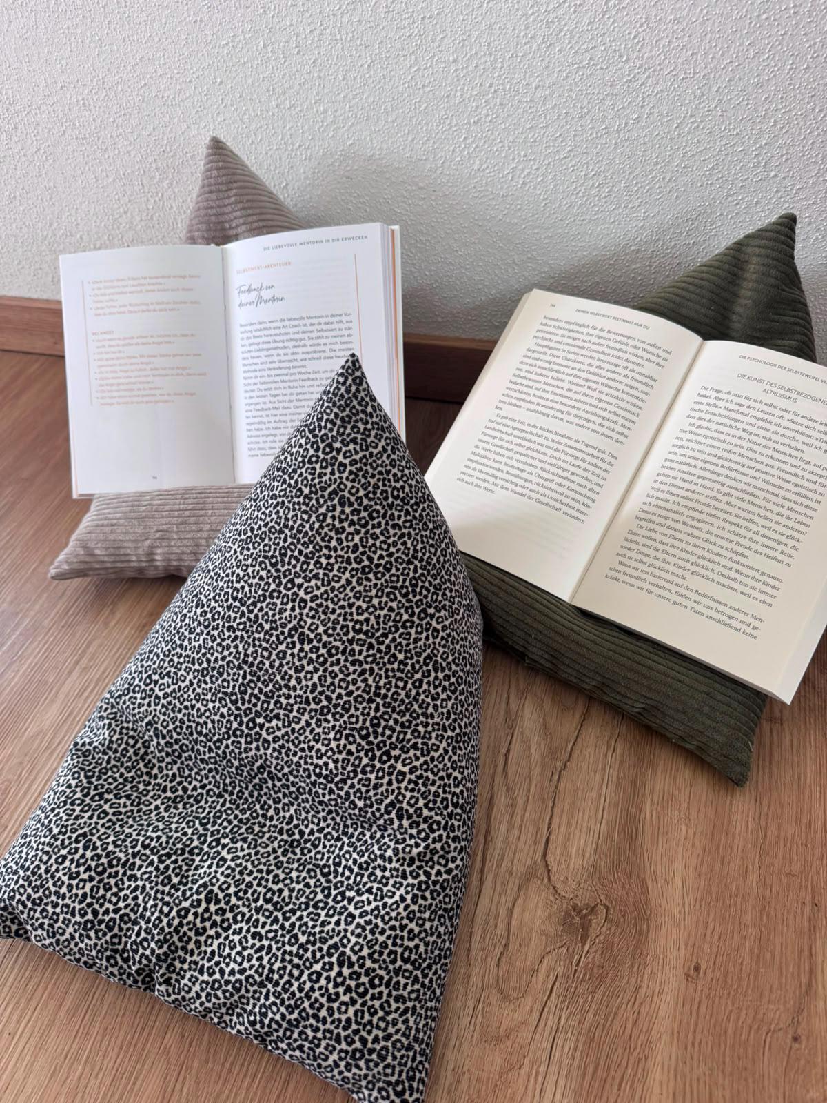 Bücherkissen aus Cord über 45 Designs/Farben | Pyramidenkissen Tablet Kissen | Buchstütze | Lesekissen | iPad & E-Reader Halter | Buchhalter